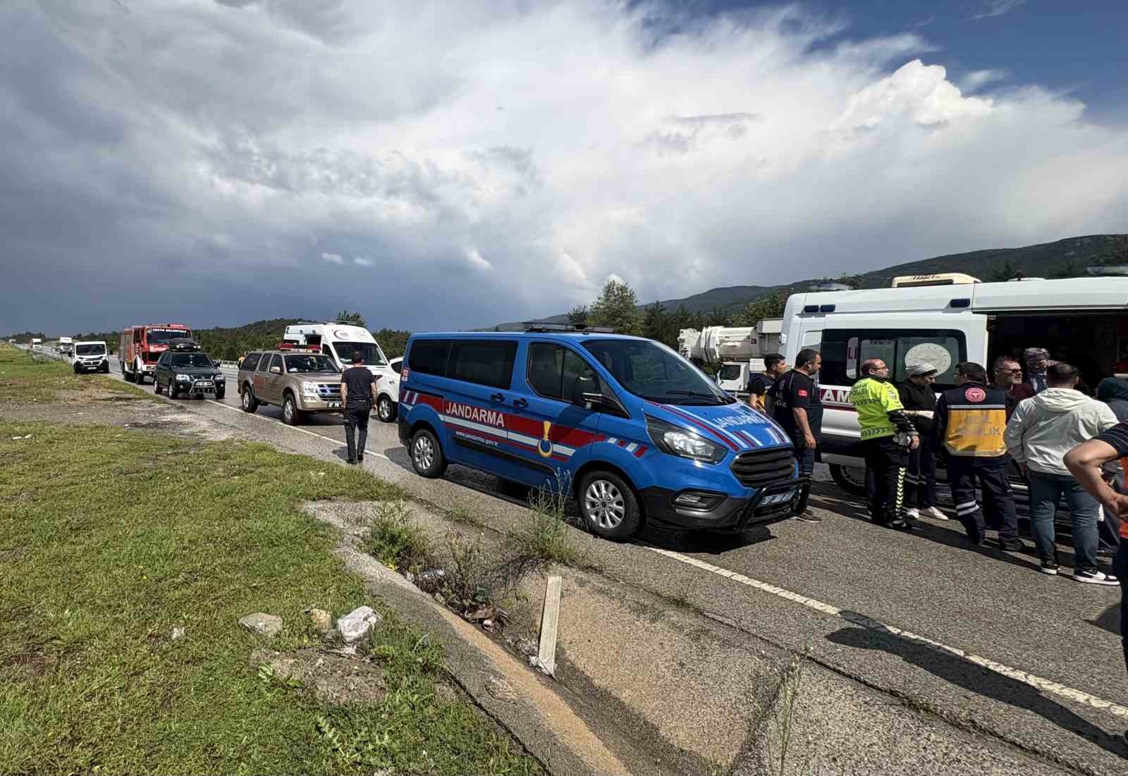 d100de-kayan-kamyonun-carptigi-minibusteki-5-kisi-yaralandi