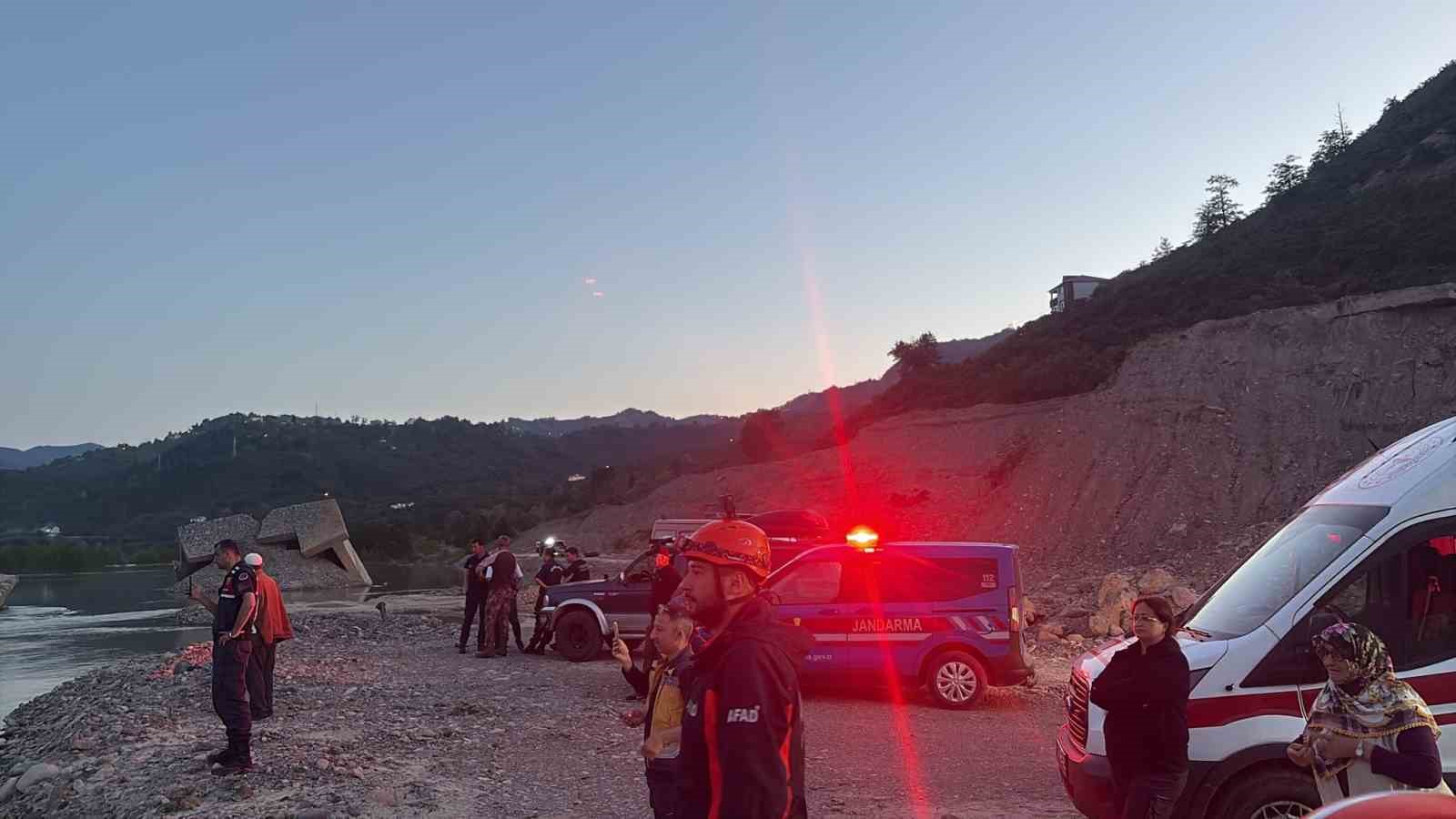 dere-sulari-yukseldi-mahsur-kalan-2-kisi-kurtarildi