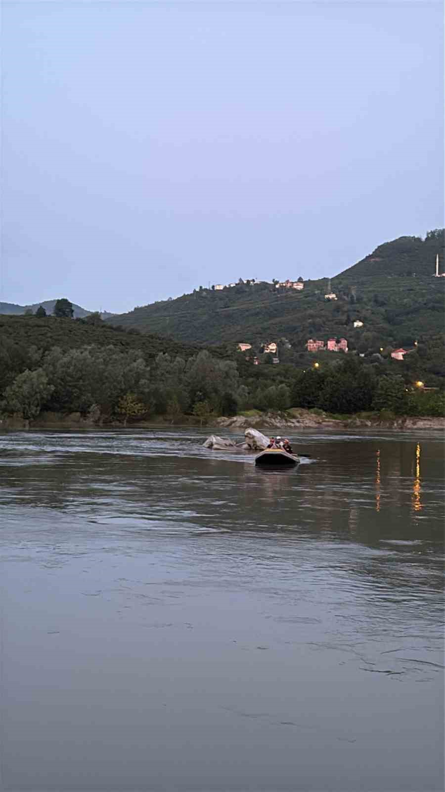 dere-sulari-yukseldi-mahsur-kalan-2-kisi-kurtarildi