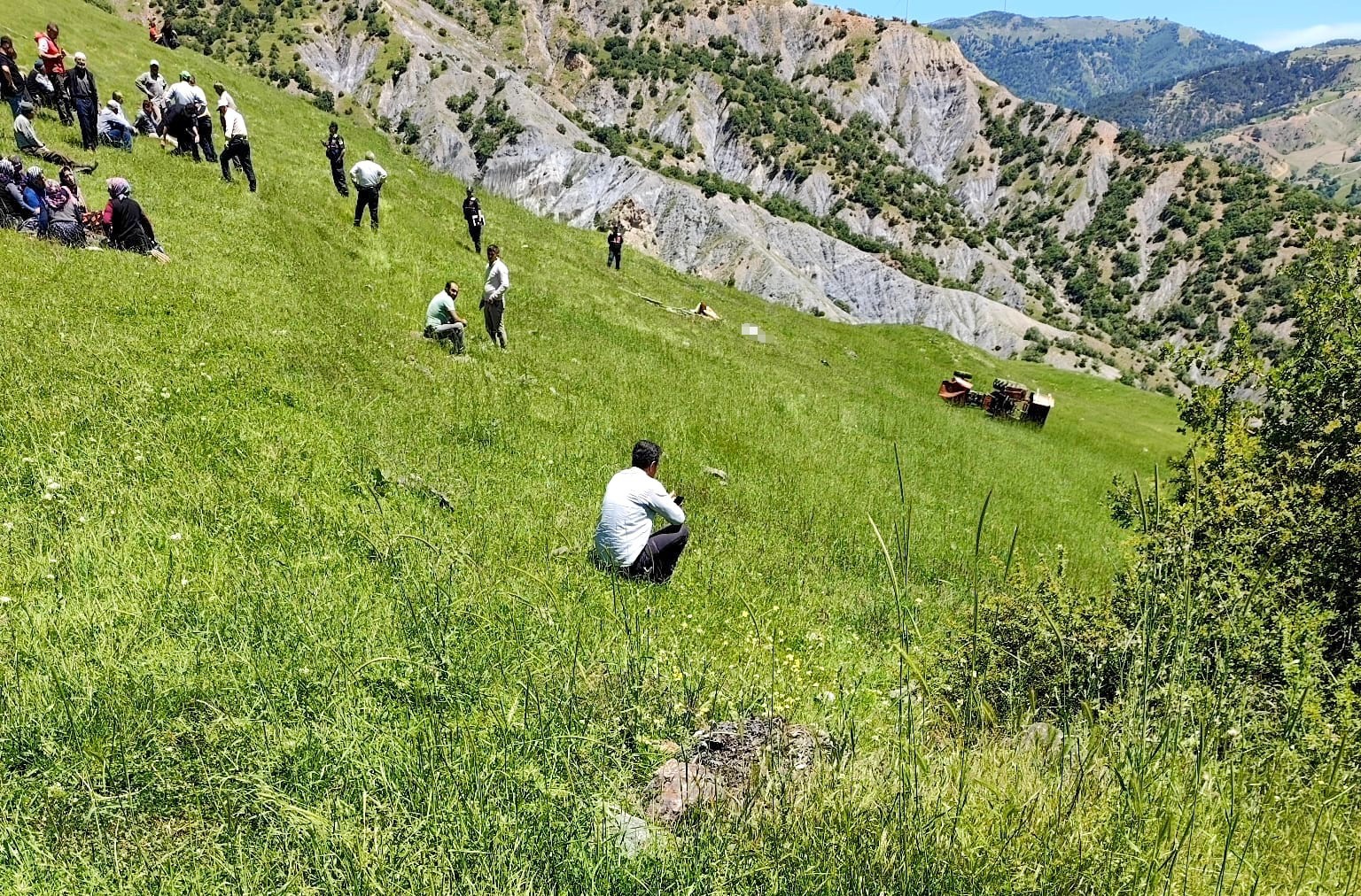 devrilen-traktorun-altinda-kalan-surucu-hayatini-kaybetti