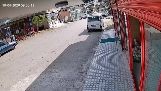 el-freni-cekilmeyen-otomobil-hareket-edip-minibuse-carpti-o-anlar-kamerada