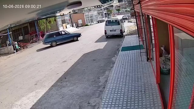 el-freni-cekilmeyen-otomobil-hareket-edip-minibuse-carpti-o-anlar-kamerada