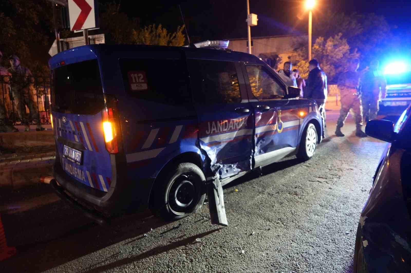 gumushanede-alkollu-surucu-jandarma-aracina-carpti-ehliyetine-el-konuldu