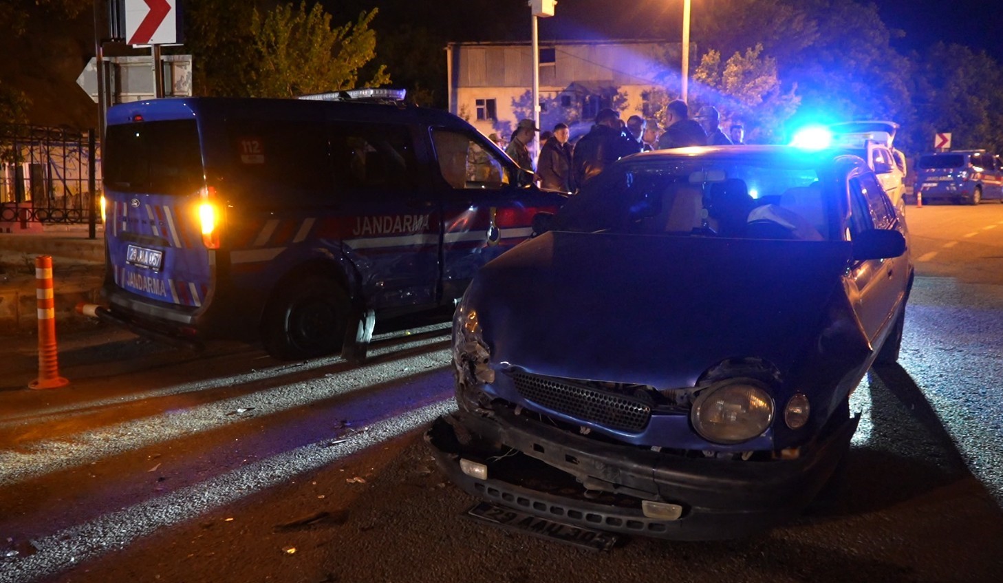gumushanede-alkollu-surucu-jandarma-aracina-carpti-ehliyetine-el-konuldu