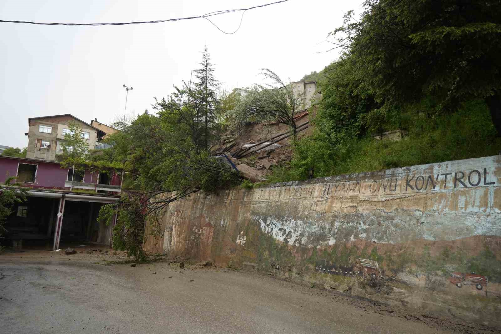 gumushanede-asiri-yagis-sonrasi-yol-coktu