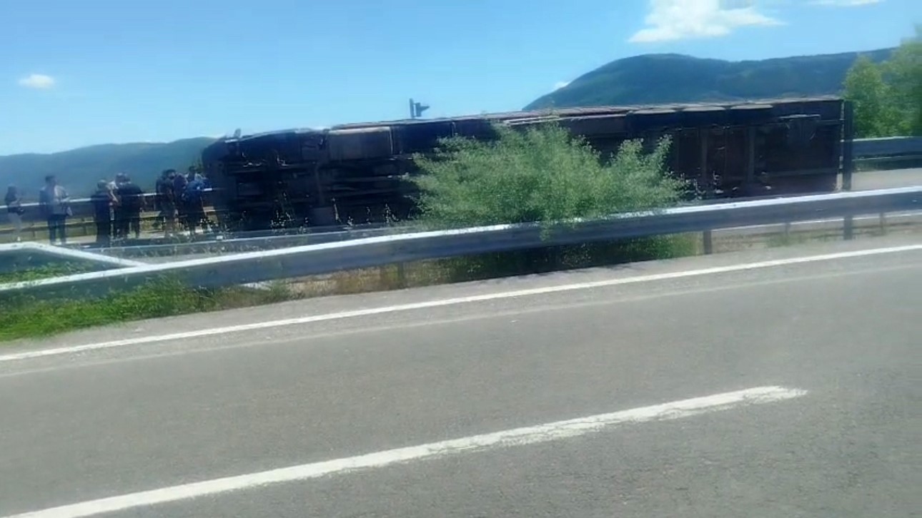 hurda-demiri-yuklu-tir-devrildi-1-yarali