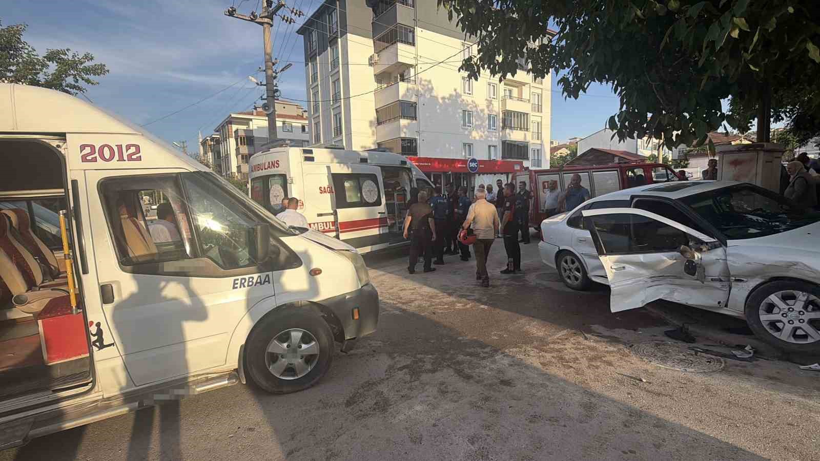 isci-servisi-ile-otomobil-carpisti-5-yarali