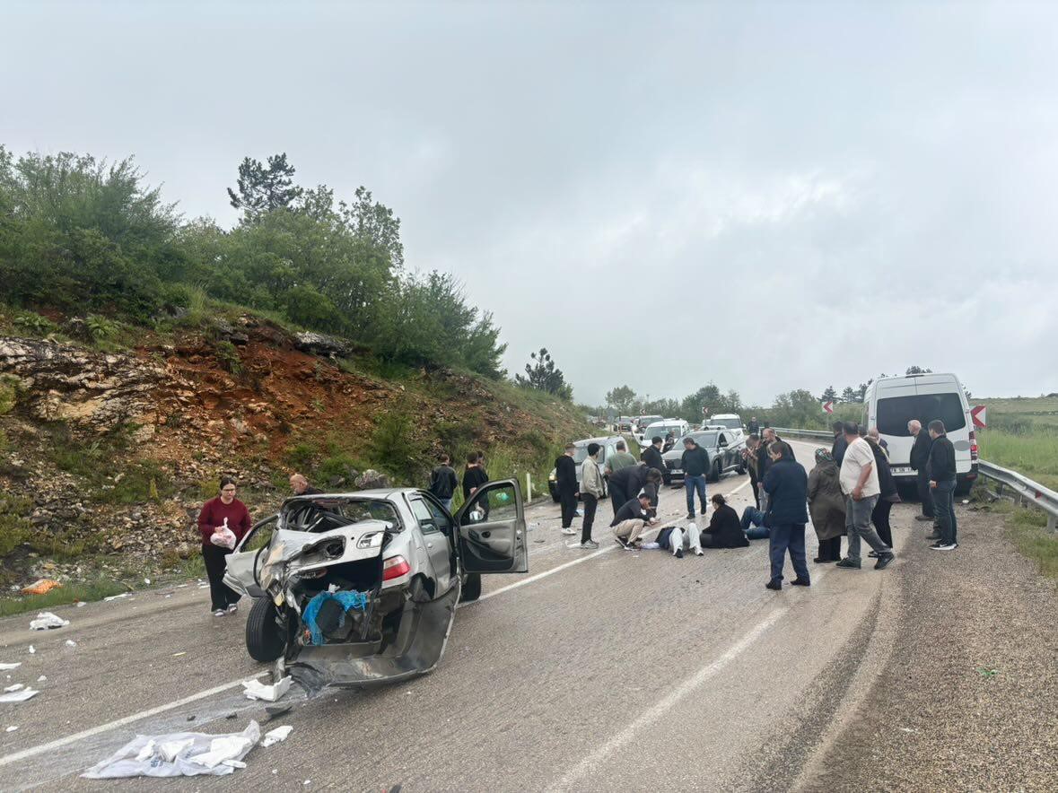 karabuk-eflani-karayolunda-otomobil-ile-servis-otobusu-carpisti-6-yarali