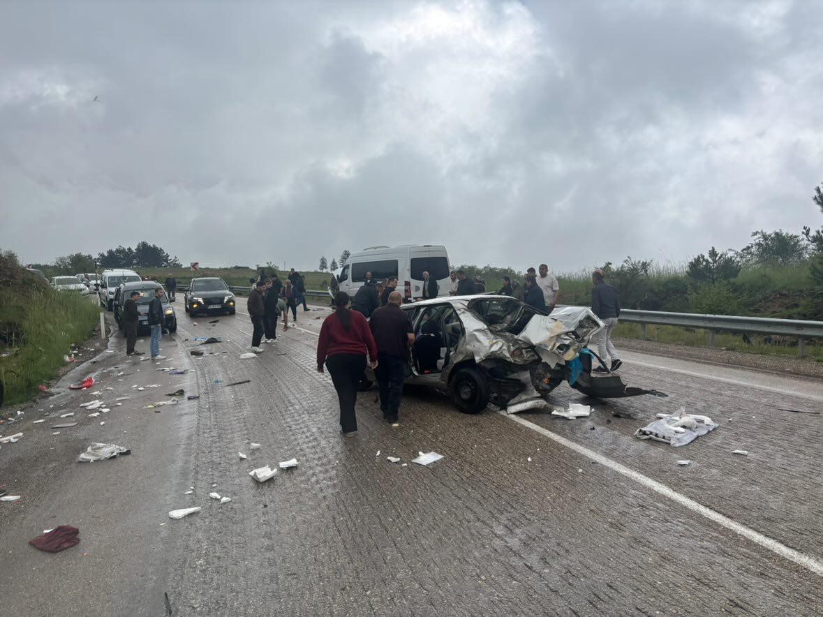 karabuk-eflani-karayolunda-otomobil-ile-servis-otobusu-carpisti-6-yarali
