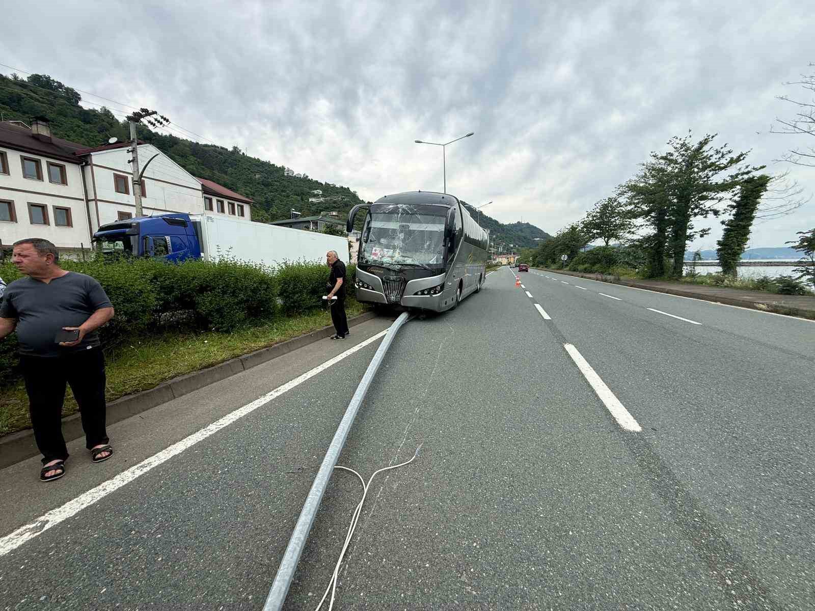 karsi-seride-savrulan-otobus-faciayi-kil-payi-atlatti
