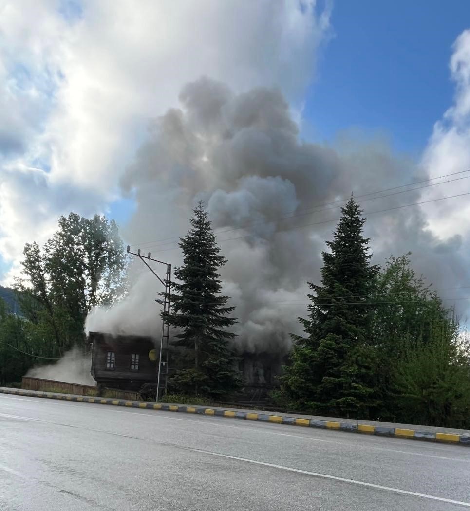 kastamonuda-250-yillik-tarihi-konak-cikan-yanginda-hasar-gordu
