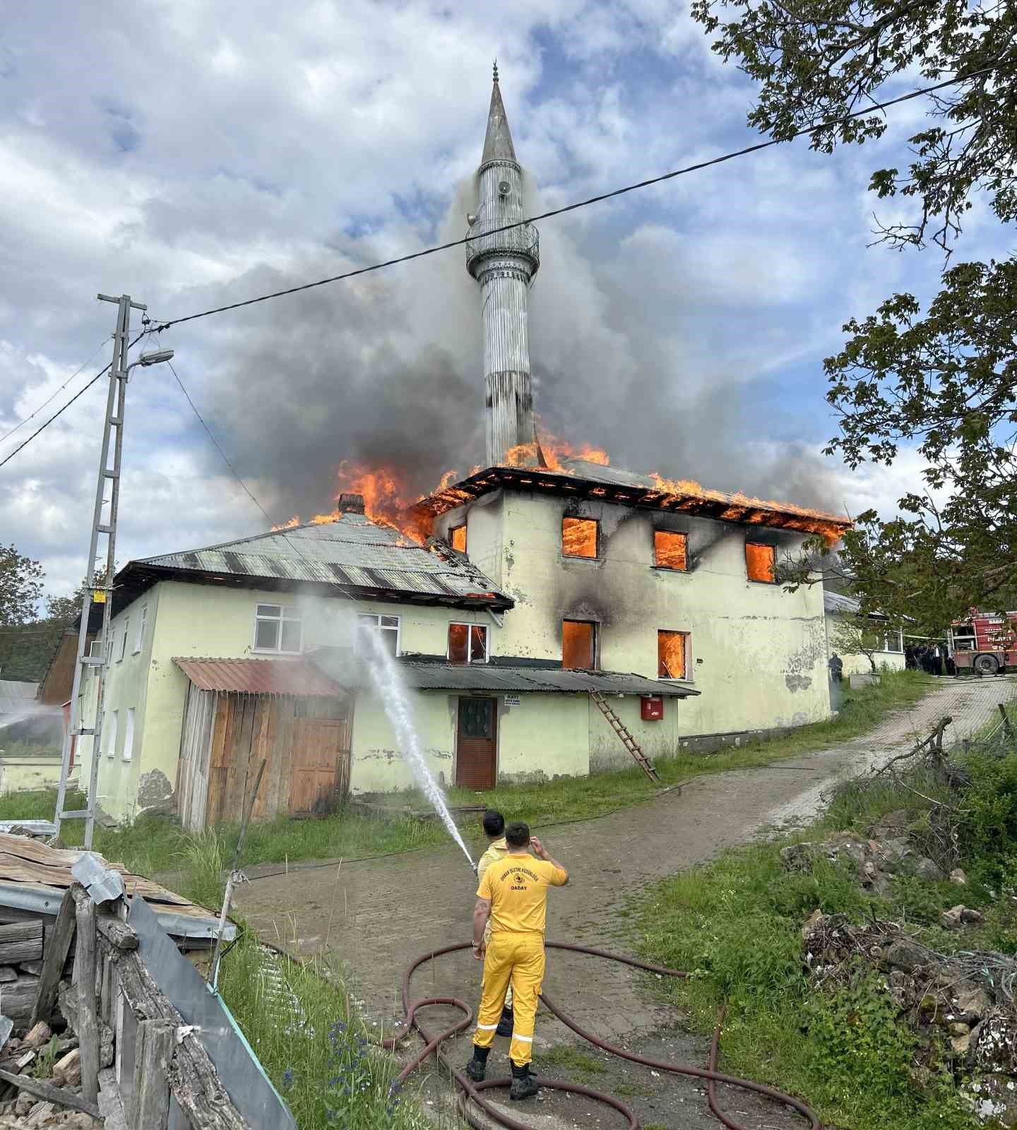 kastamonuda-cikan-yanginda-cami-kullanilamaz-hale-geldi
