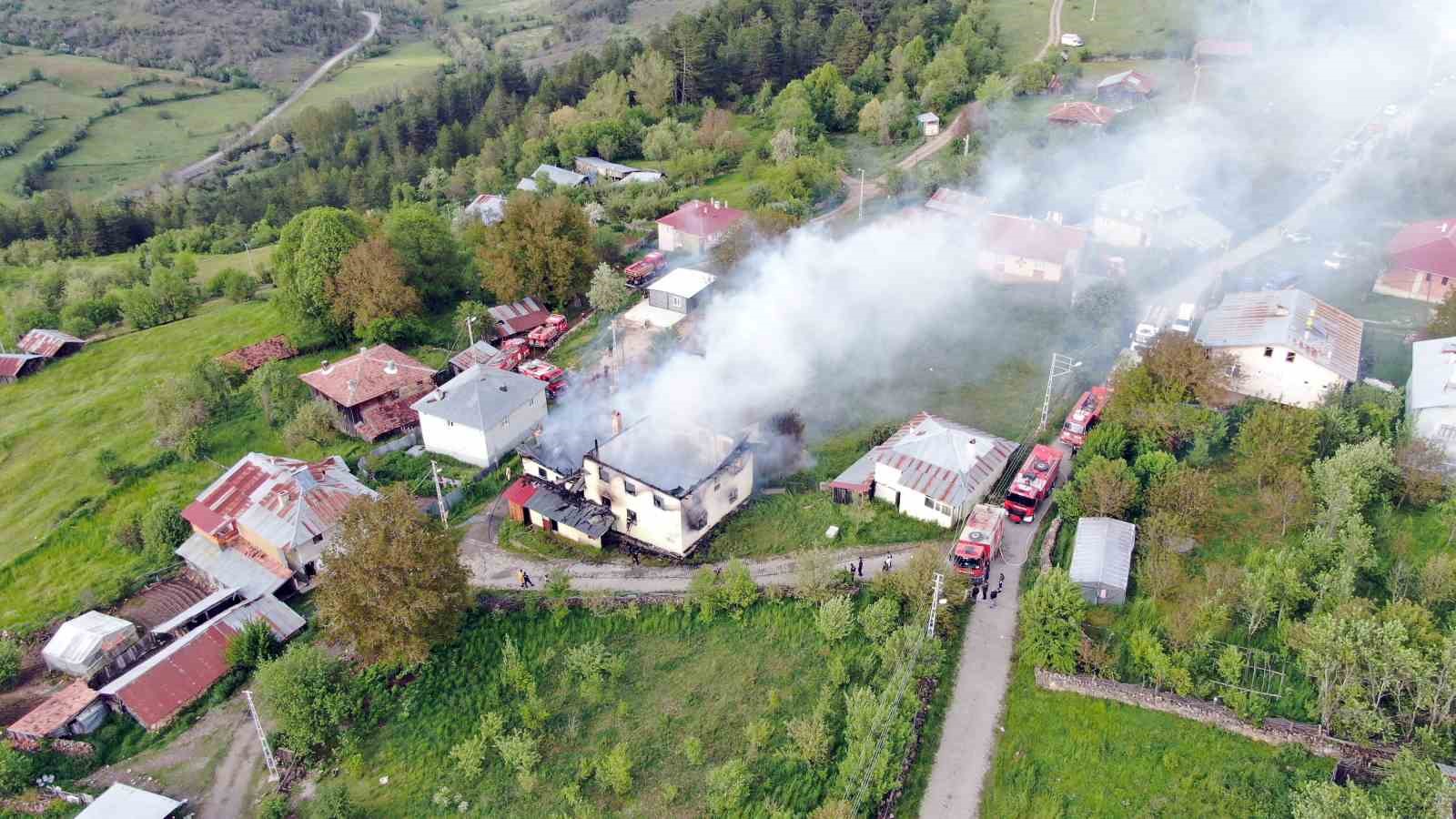 kastamonuda-cikan-yanginda-cami-kullanilamaz-hale-geldi