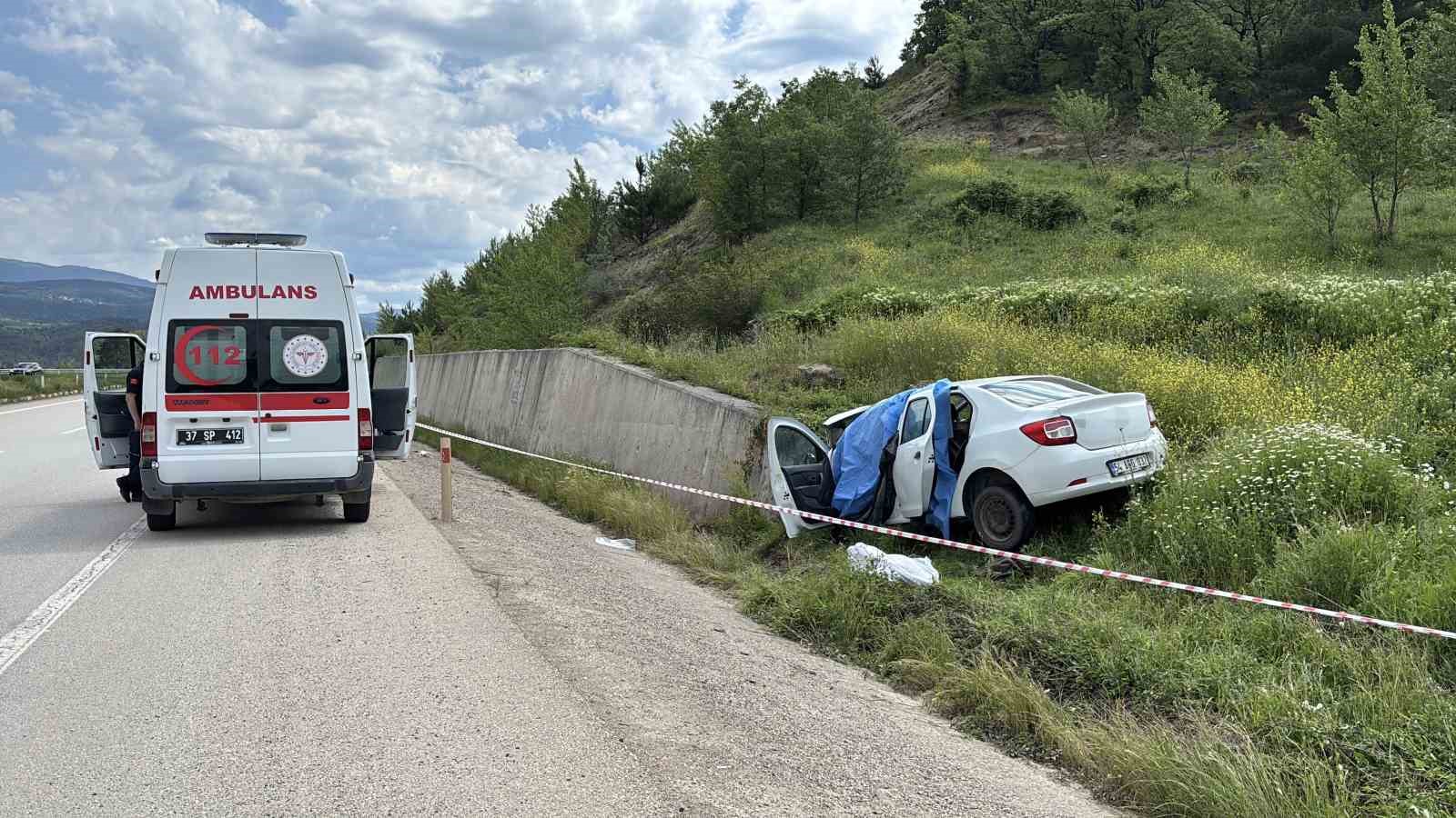 kastamonuda-feci-kaza-istinat-duvarina-carpan-otomobildeki-3-kisi-oldu-1-kisi-agir-yaralandi