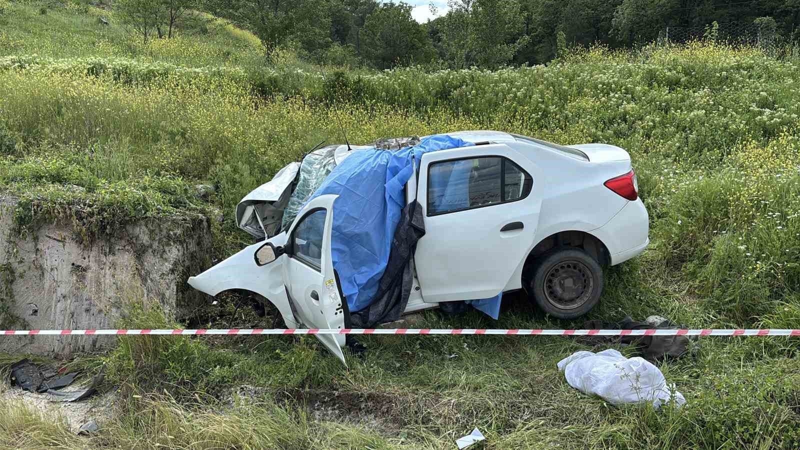 kastamonuda-feci-kaza-istinat-duvarina-carpan-otomobildeki-3-kisi-oldu-1-kisi-agir-yaralandi