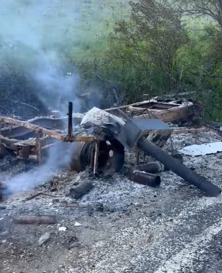 kastamonuda-park-halindeki-karavan-ile-is-makinesi-yandi