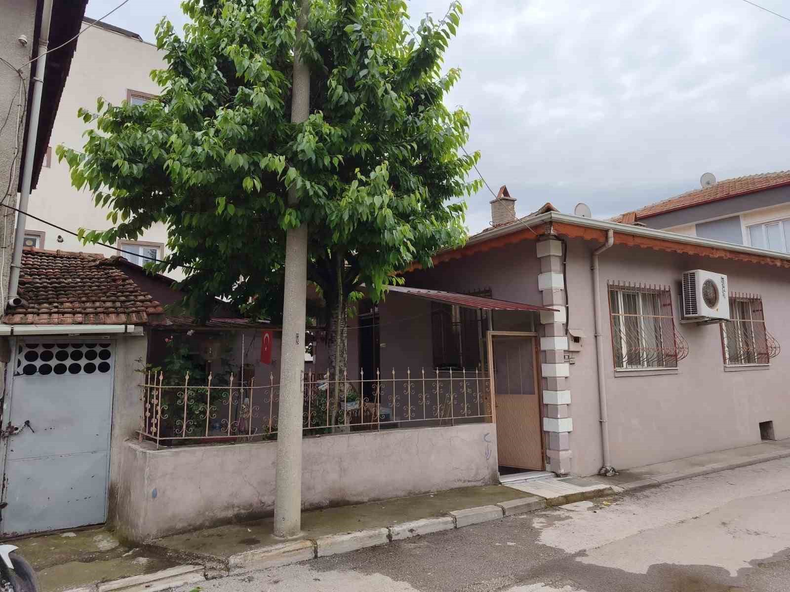 kiraz-toplarken-demir-korkuluklarin-uzerine-dusen-adam-oldu