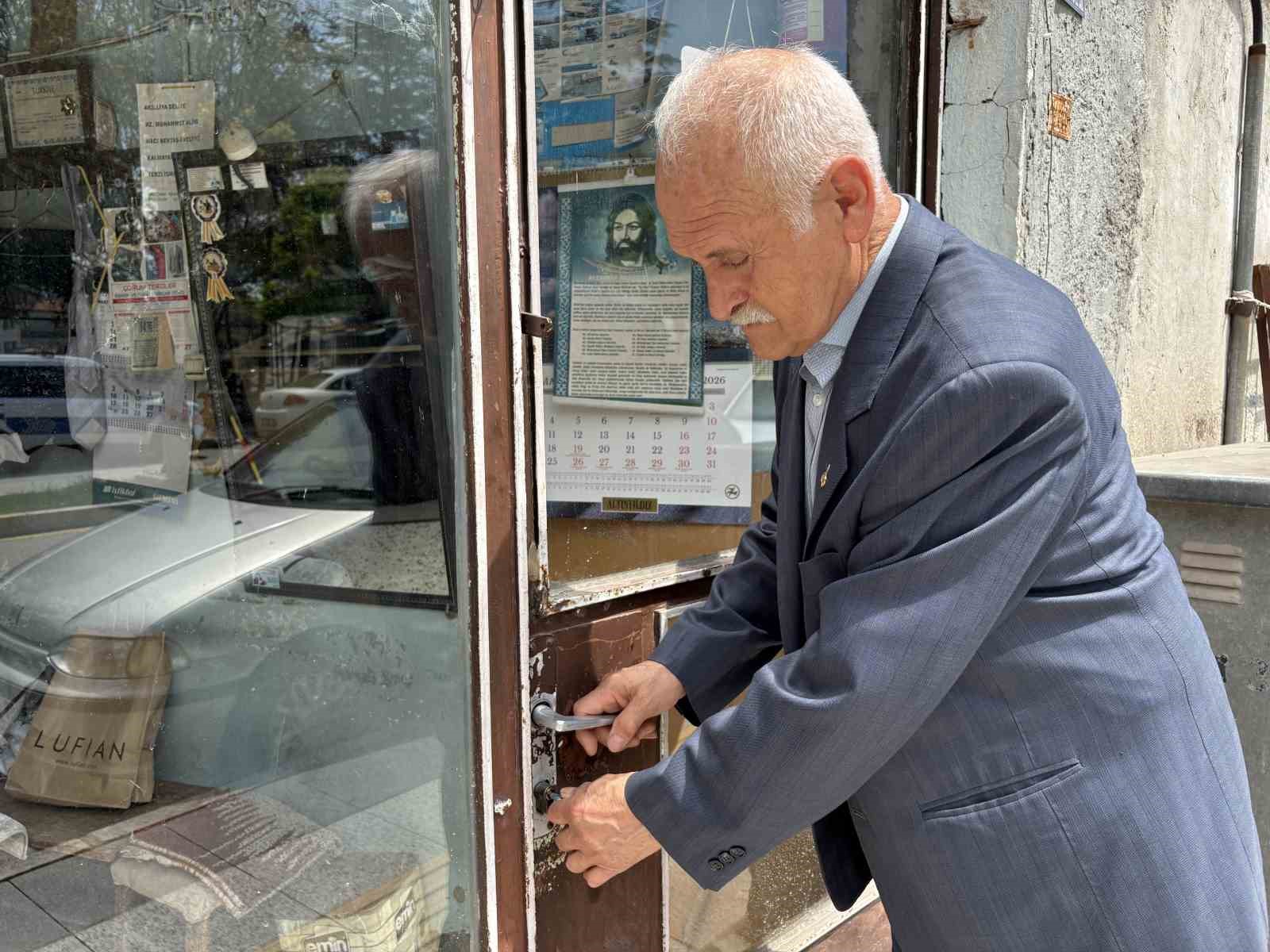 kumasa-sinen-bir-omur-59-yillik-meslegini-71-yasinda-askla-surduruyor