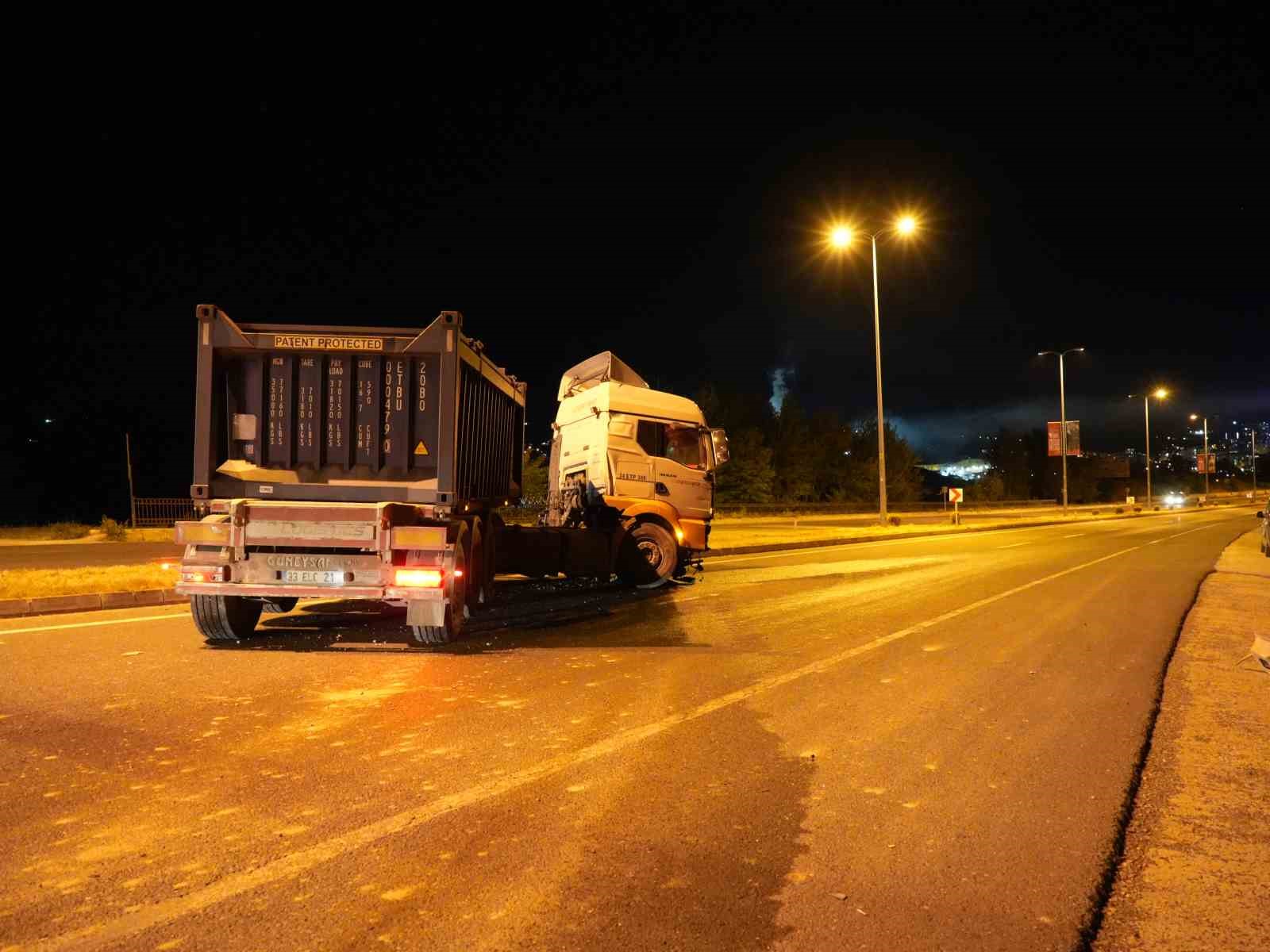 lastigi-patlayan-tir-once-su-kanalina-sonra-refuje-carpti-1-yarali