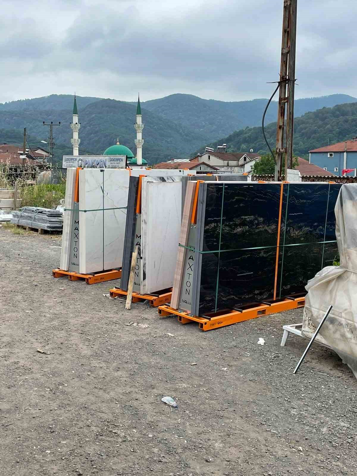 mermer-bloklarin-arasinda-kalan-isci-agir-yaralandi
