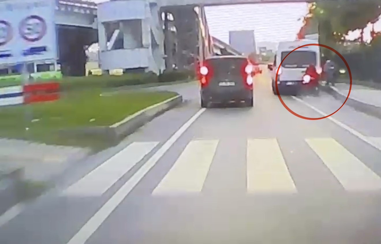 motosiklet-dolmus-minibuse-arkadan-carpti-1-yarali