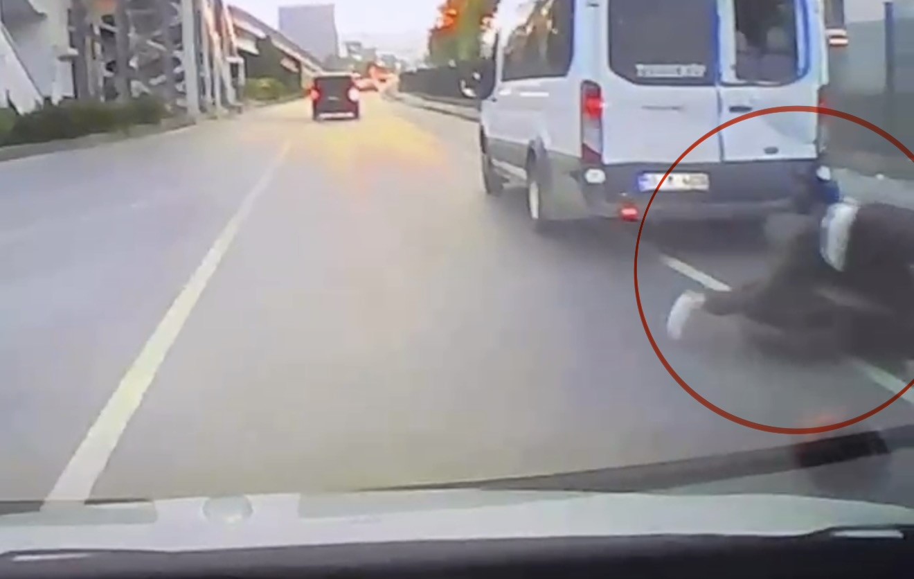 motosiklet-dolmus-minibuse-arkadan-carpti-1-yarali