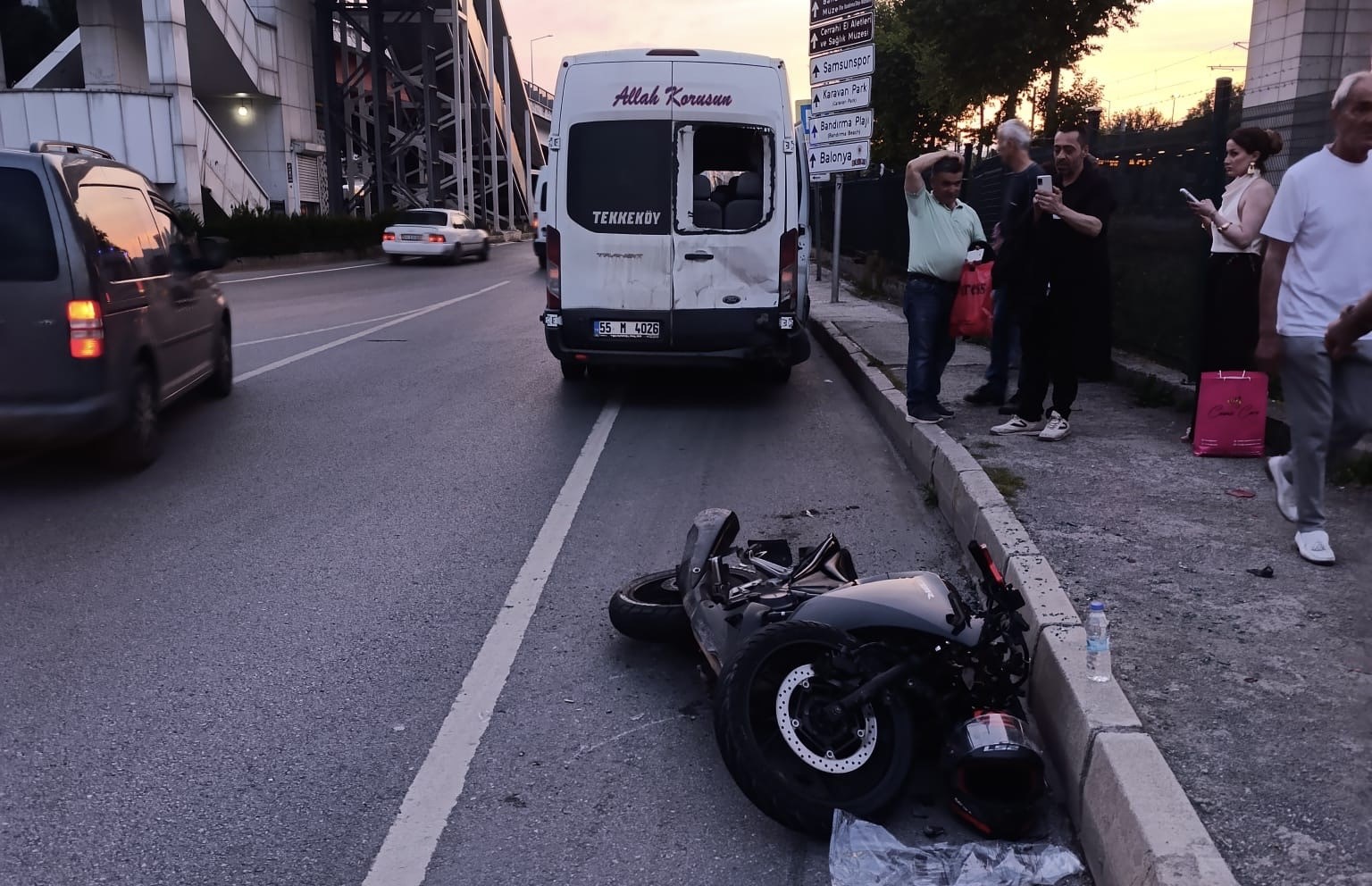 motosiklet-dolmus-minibuse-arkadan-carpti-1-yarali
