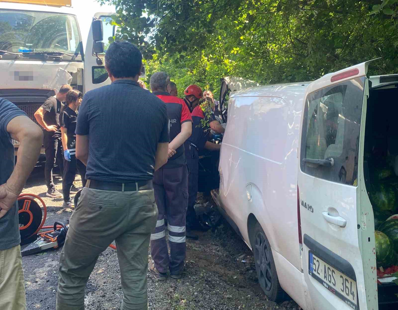 orduda-cop-kamyonu-ile-ticari-arac-kafa-kafaya-carpisti-1-yarali