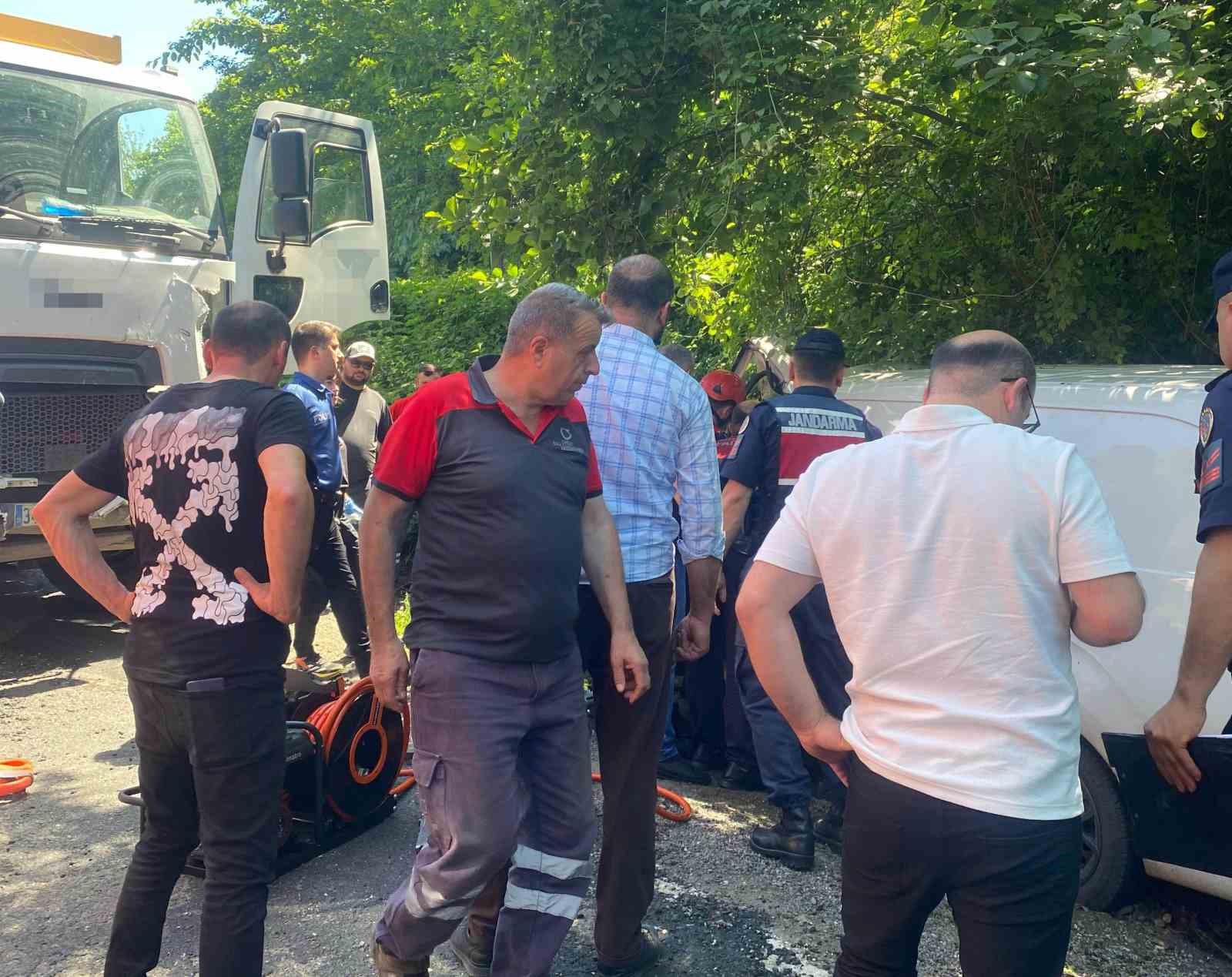orduda-cop-kamyonu-ile-ticari-arac-kafa-kafaya-carpisti-1-yarali