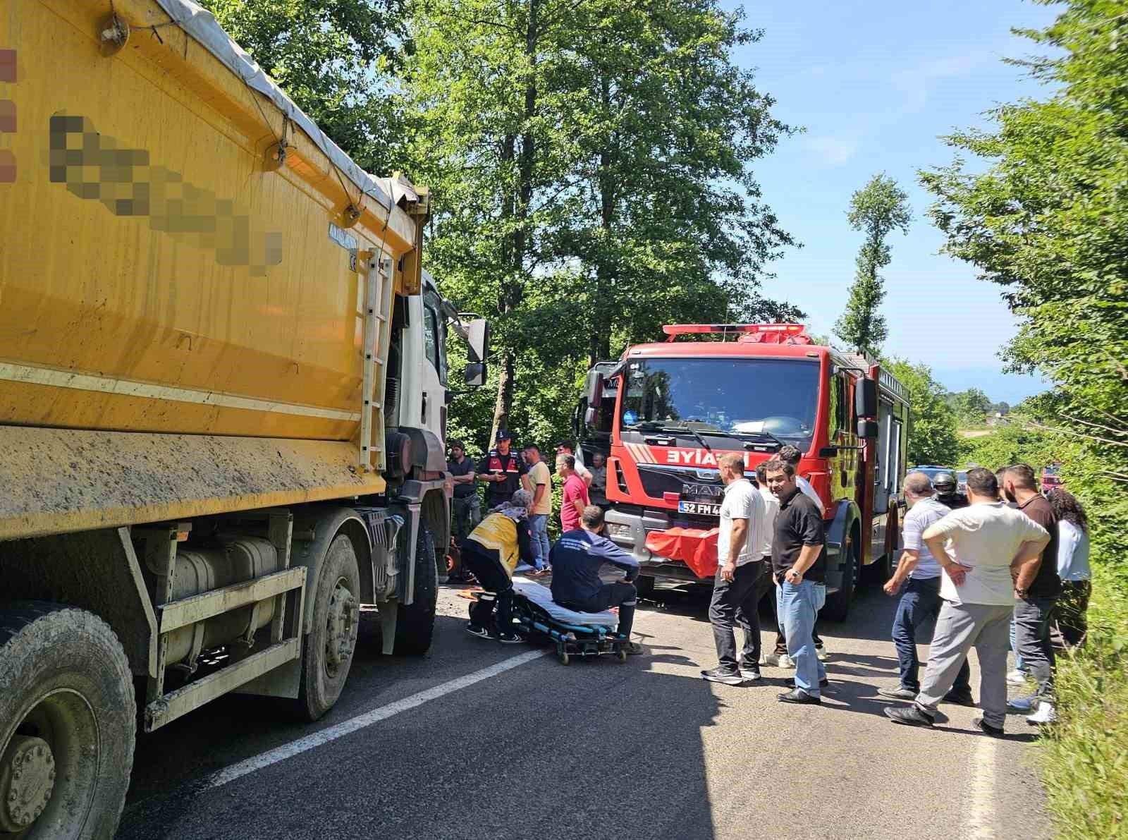 orduda-cop-kamyonu-ile-ticari-arac-kafa-kafaya-carpisti-1-yarali
