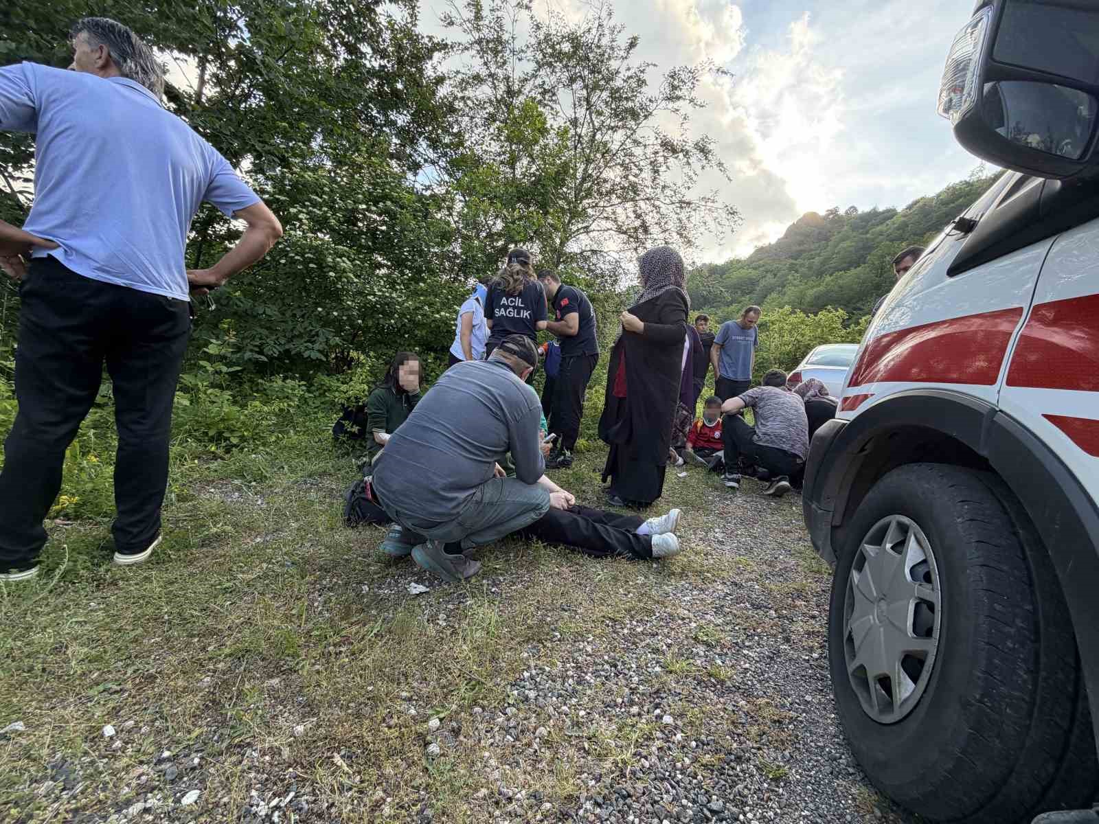 orduda-yolcu-minibusu-ucuruma-yuvarlandi-9-yarali