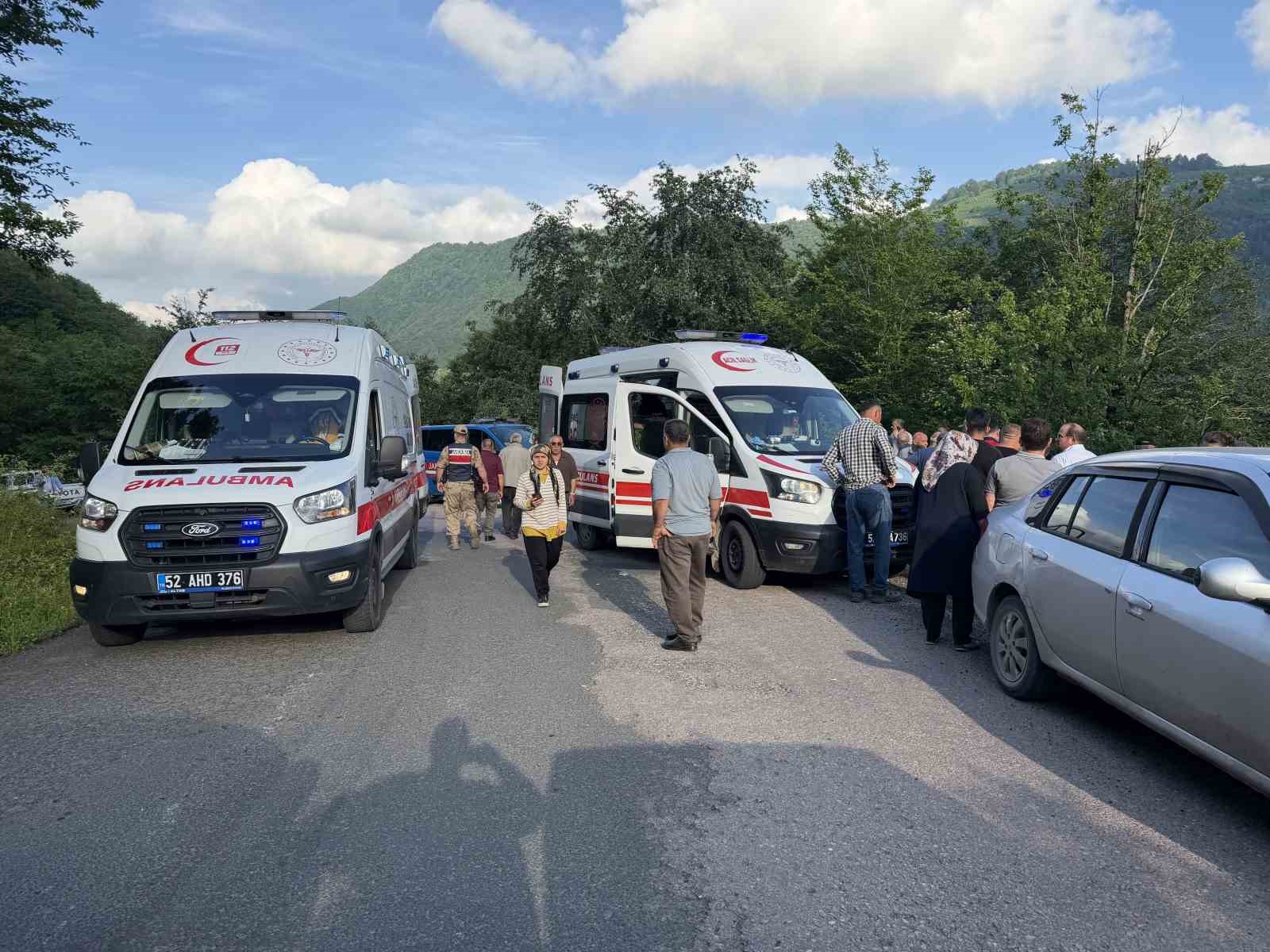 orduda-yolcu-minibusu-ucuruma-yuvarlandi-9-yarali