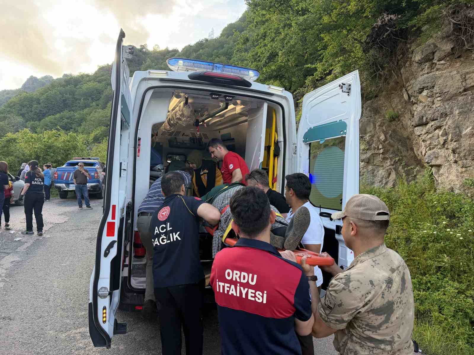 orduda-yolcu-minibusu-ucuruma-yuvarlandi-9-yarali