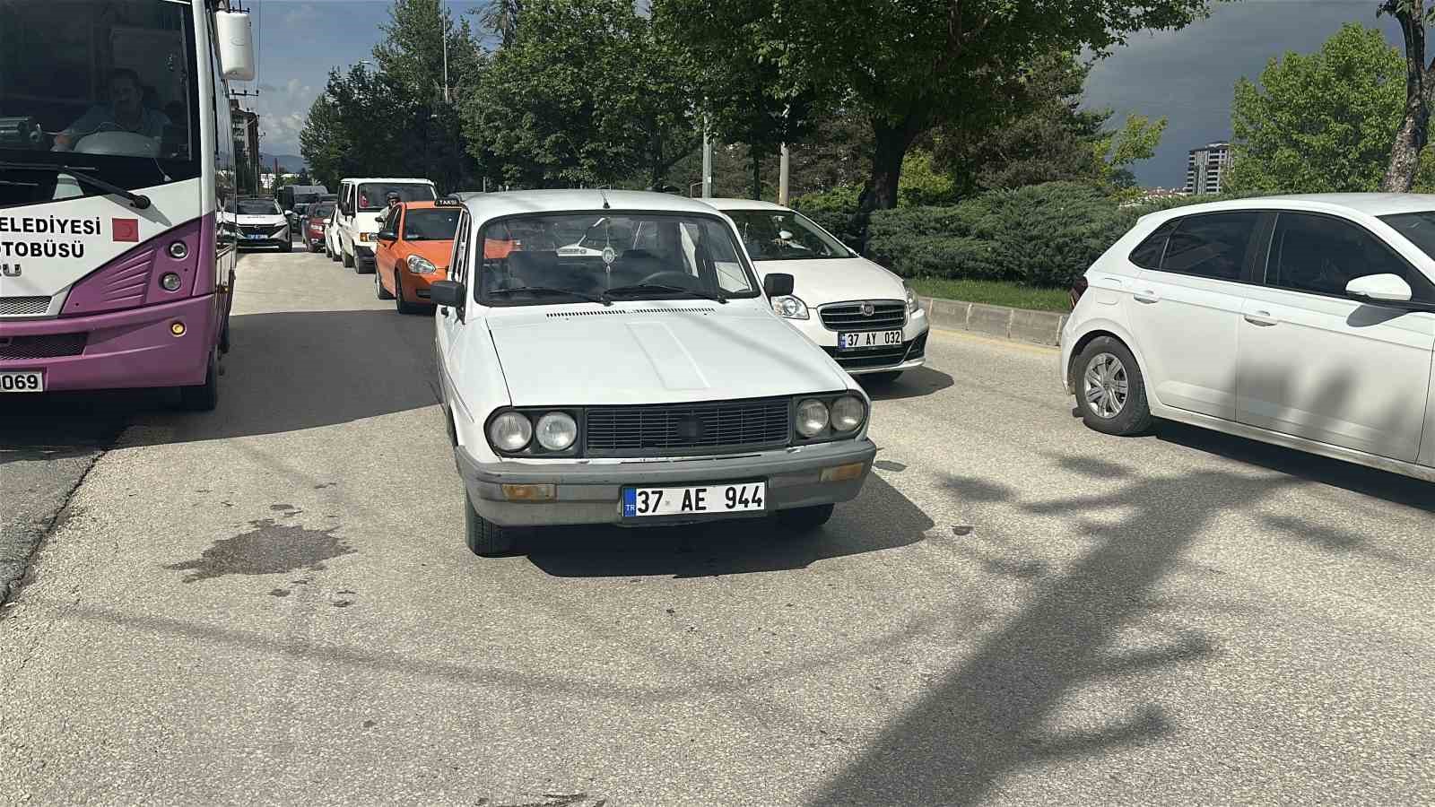 otomobilin-carptigi-kadin-yaralandi