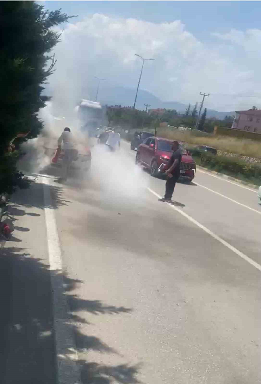 seyir-halindeki-otomobilin-motor-kisminda-yangin-cikti
