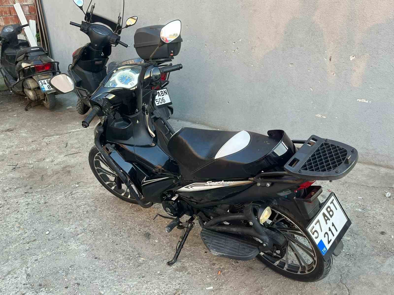 sinopta-kontrolden-cikan-motosiklet-devrildi-1-yarali