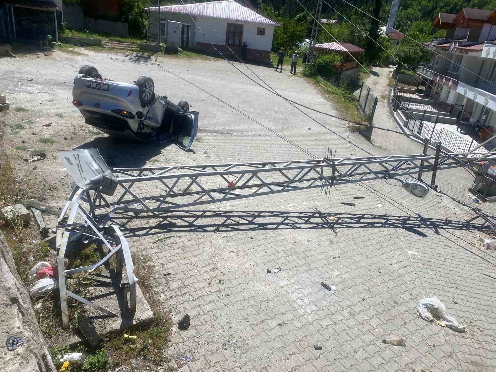takla-atan-otomobil-aydinlatma-diregine-carpti-1-yarali