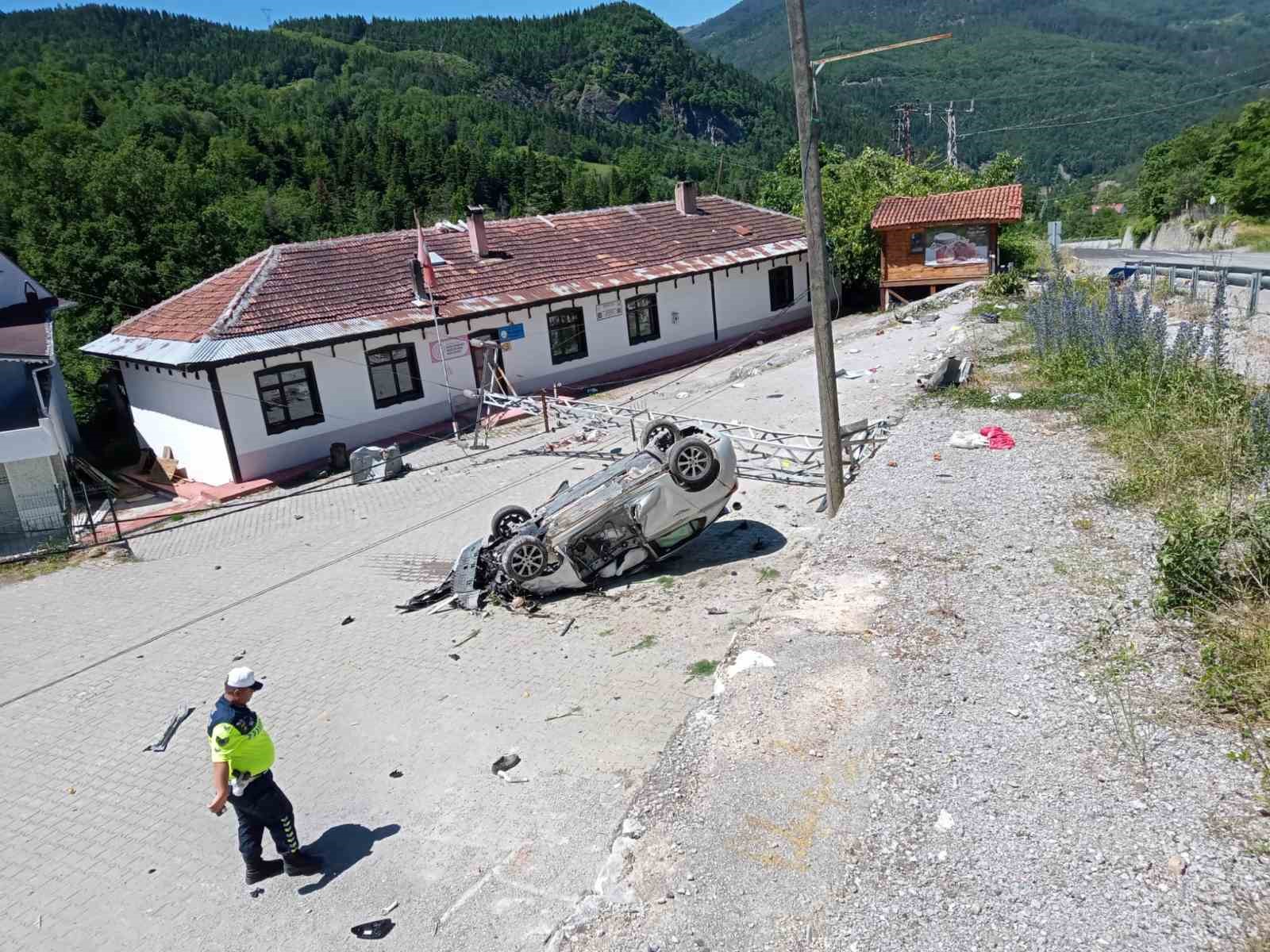 takla-atan-otomobil-aydinlatma-diregine-carpti-1-yarali