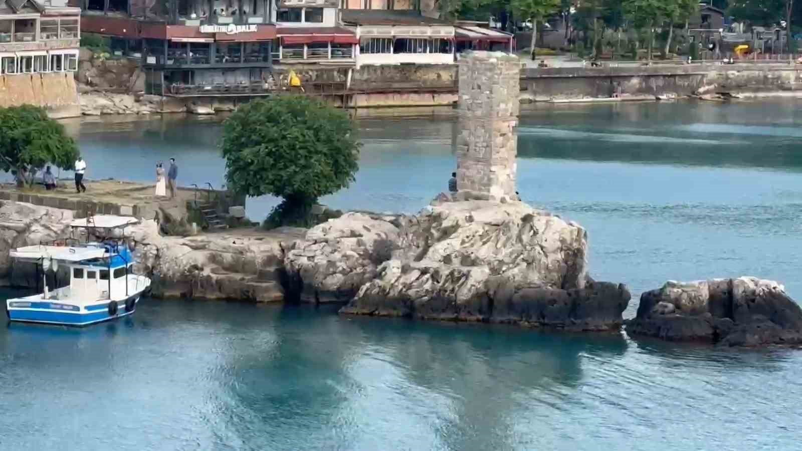 tarihi-yapilari-sprey-boyayla-boyadilar
