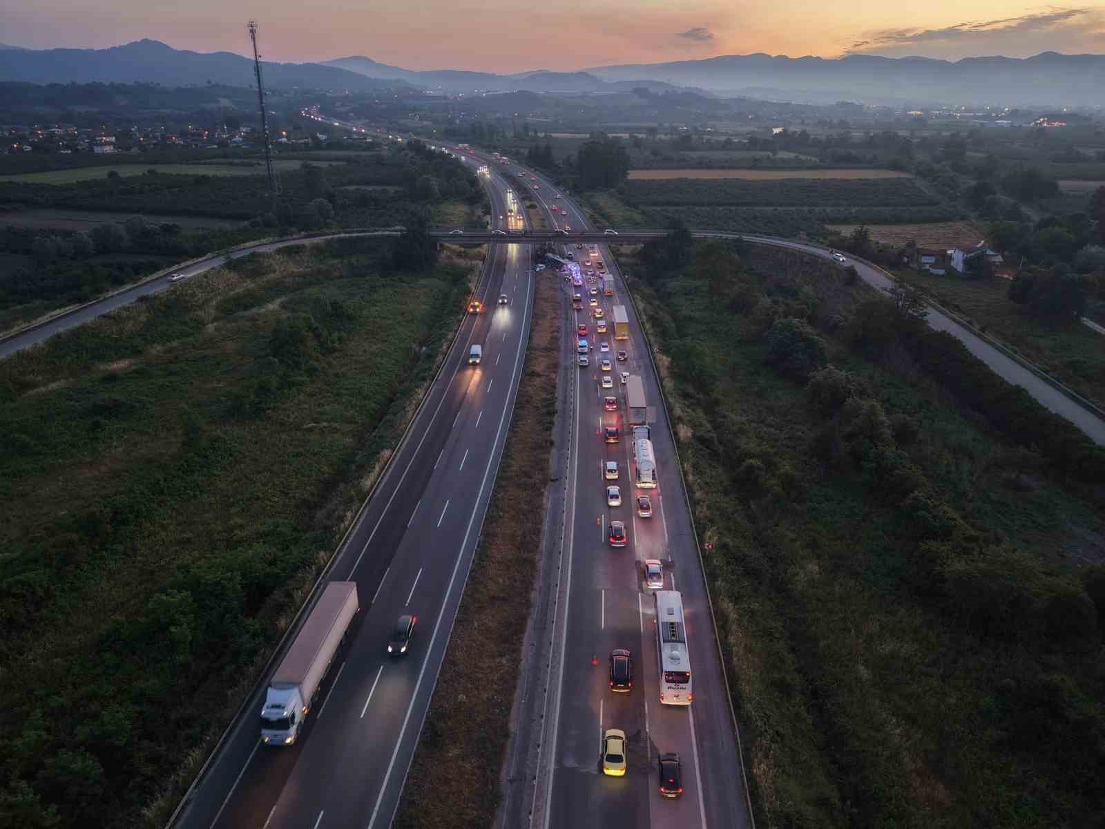 temde-hali-yuklu-tir-ile-otomobil-carpisti-6-yarali