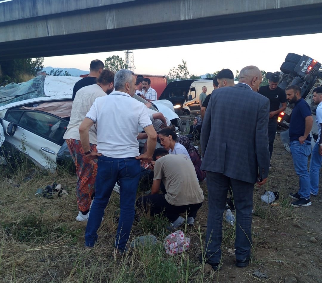 temde-hali-yuklu-tir-ile-otomobil-carpisti-6-yarali