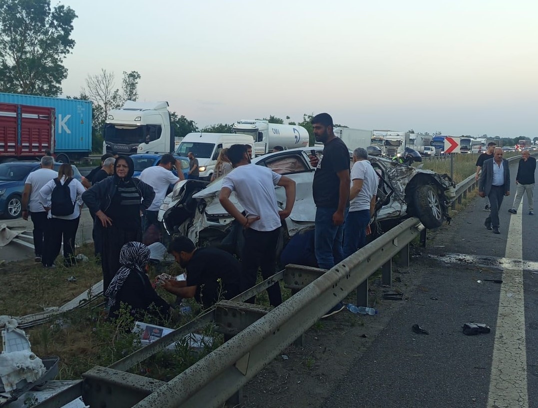 temde-hali-yuklu-tir-ile-otomobil-carpisti-6-yarali