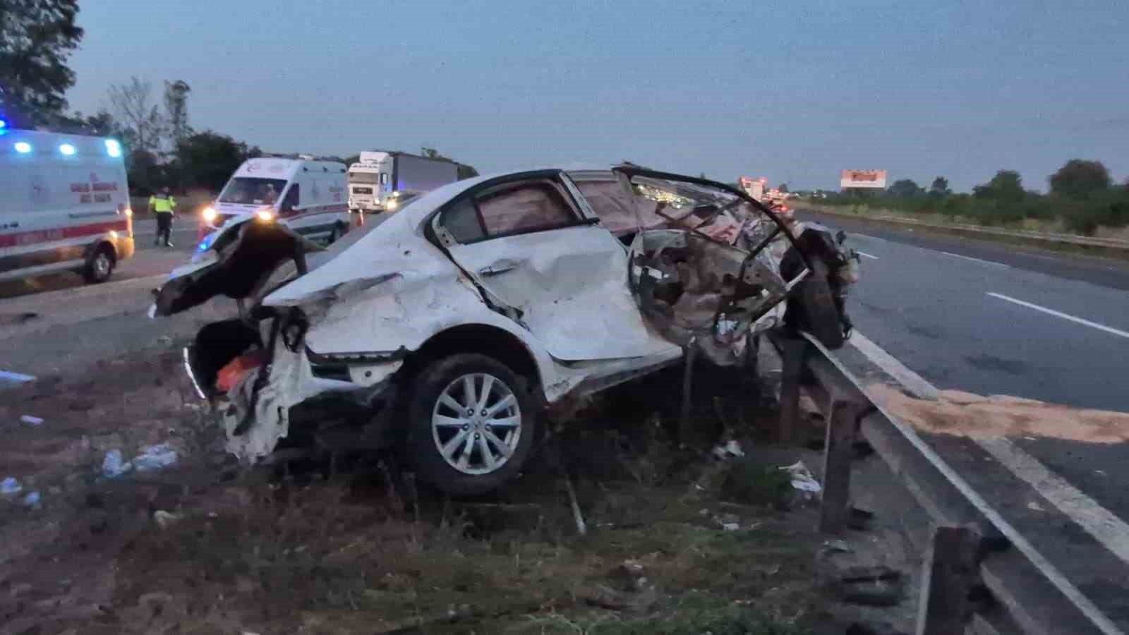 temde-hali-yuklu-tir-ile-otomobil-carpisti-6-yarali
