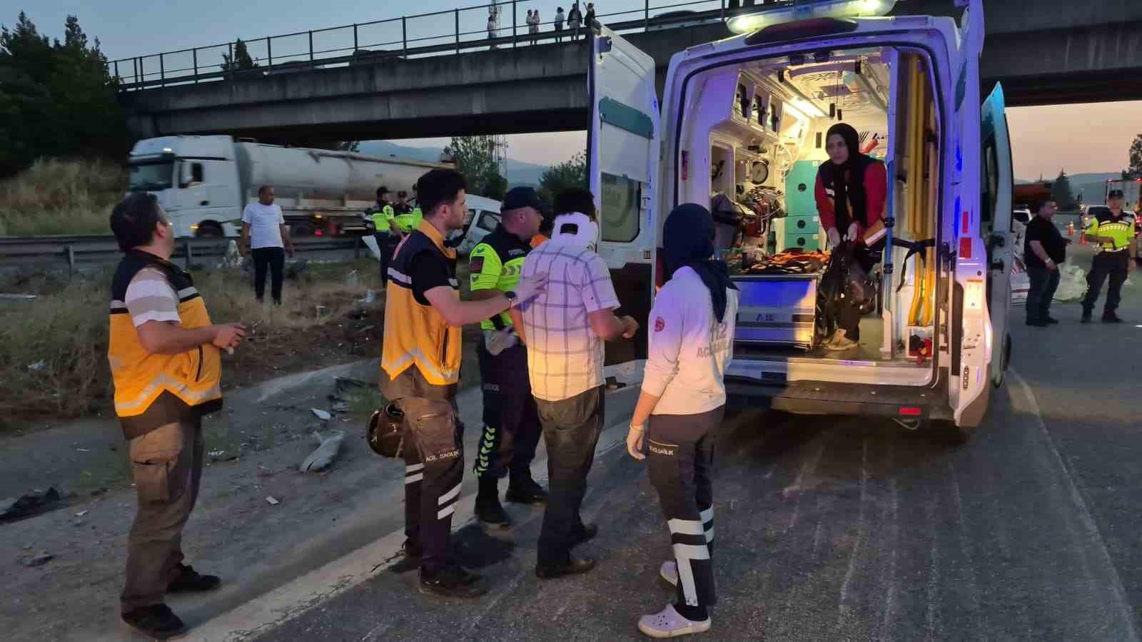 temde-hali-yuklu-tir-ile-otomobil-carpisti-6-yarali