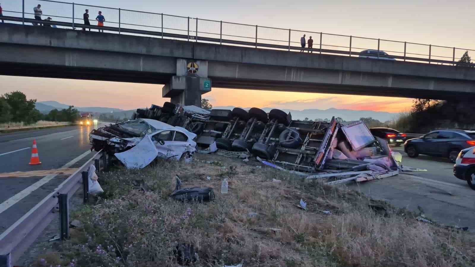 temde-hali-yuklu-tir-ile-otomobil-carpisti-6-yarali