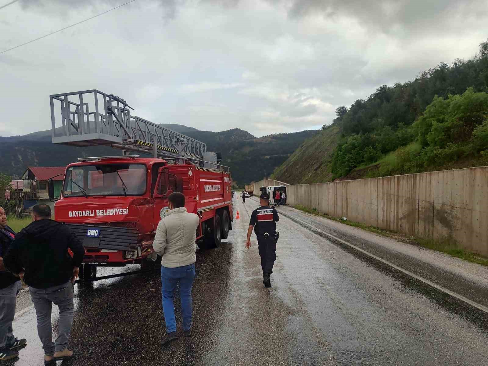 tokatta-cenaze-donusu-minibus-devrildi-4-yarali