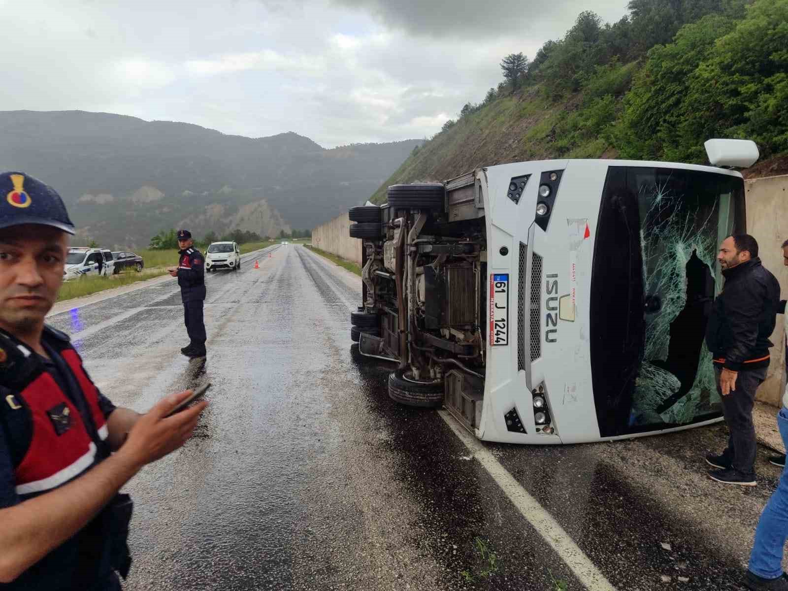 tokatta-cenaze-donusu-minibus-devrildi-4-yarali