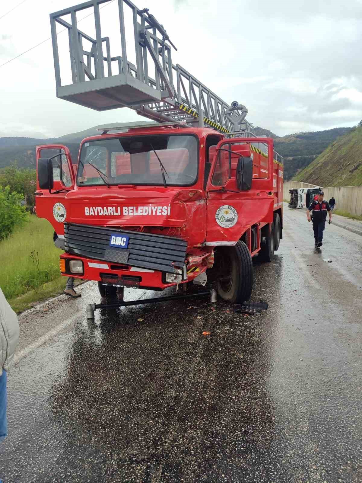 tokatta-cenaze-donusu-minibus-devrildi-4-yarali