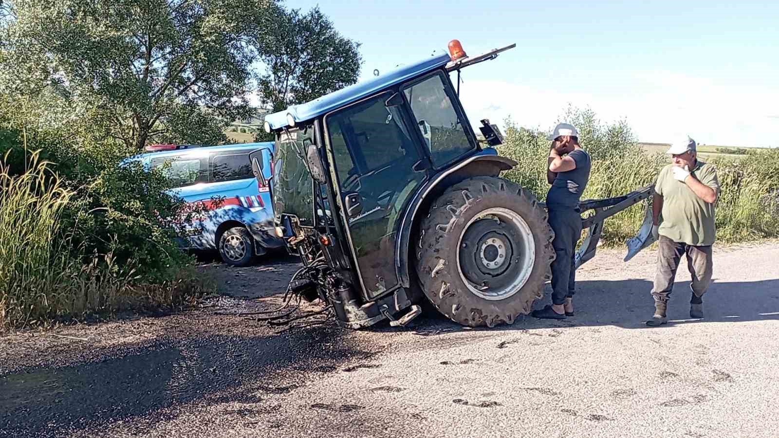 tokatta-otomobil-ile-carpisan-traktor-ikiye-bolundu-2-yarali