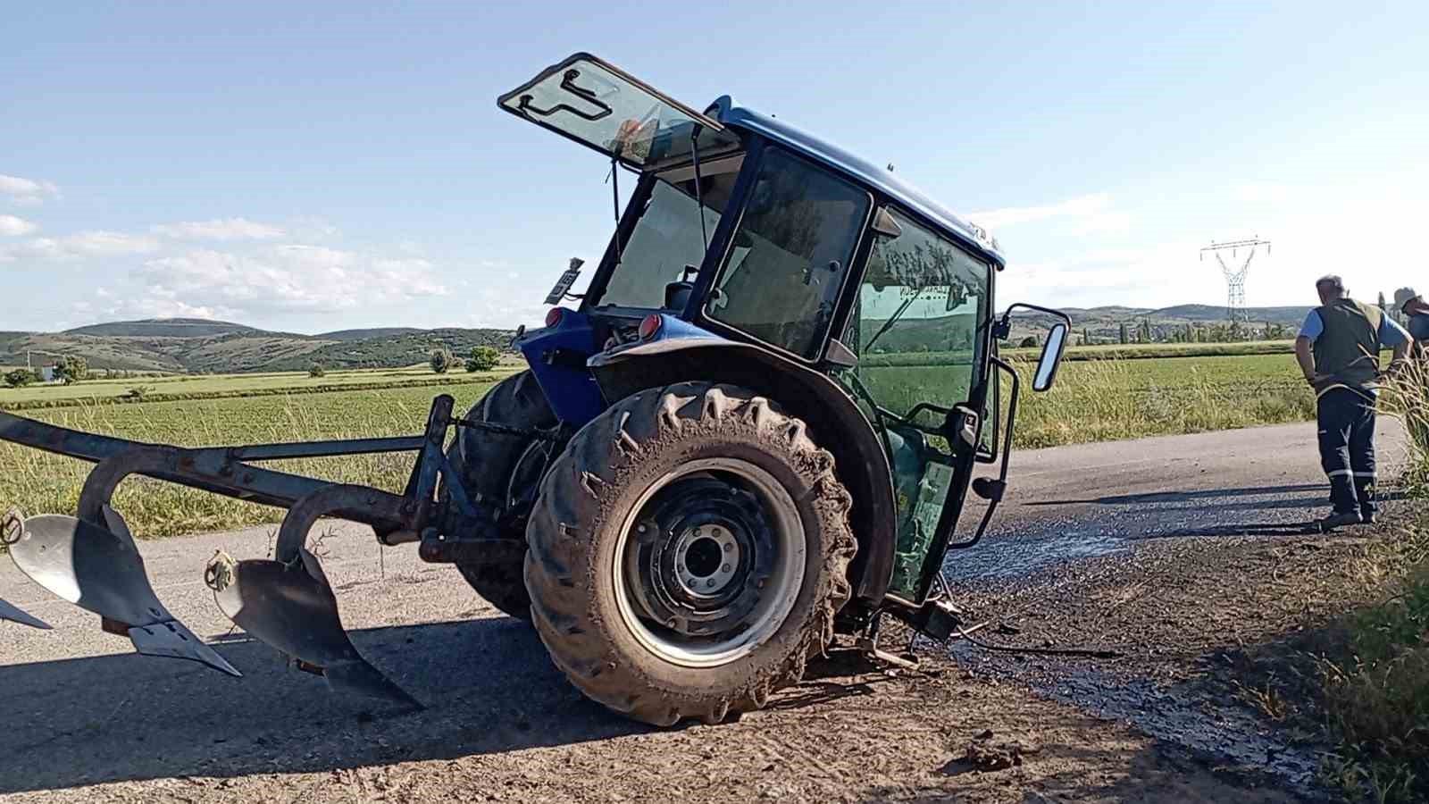 tokatta-otomobil-ile-carpisan-traktor-ikiye-bolundu-2-yarali